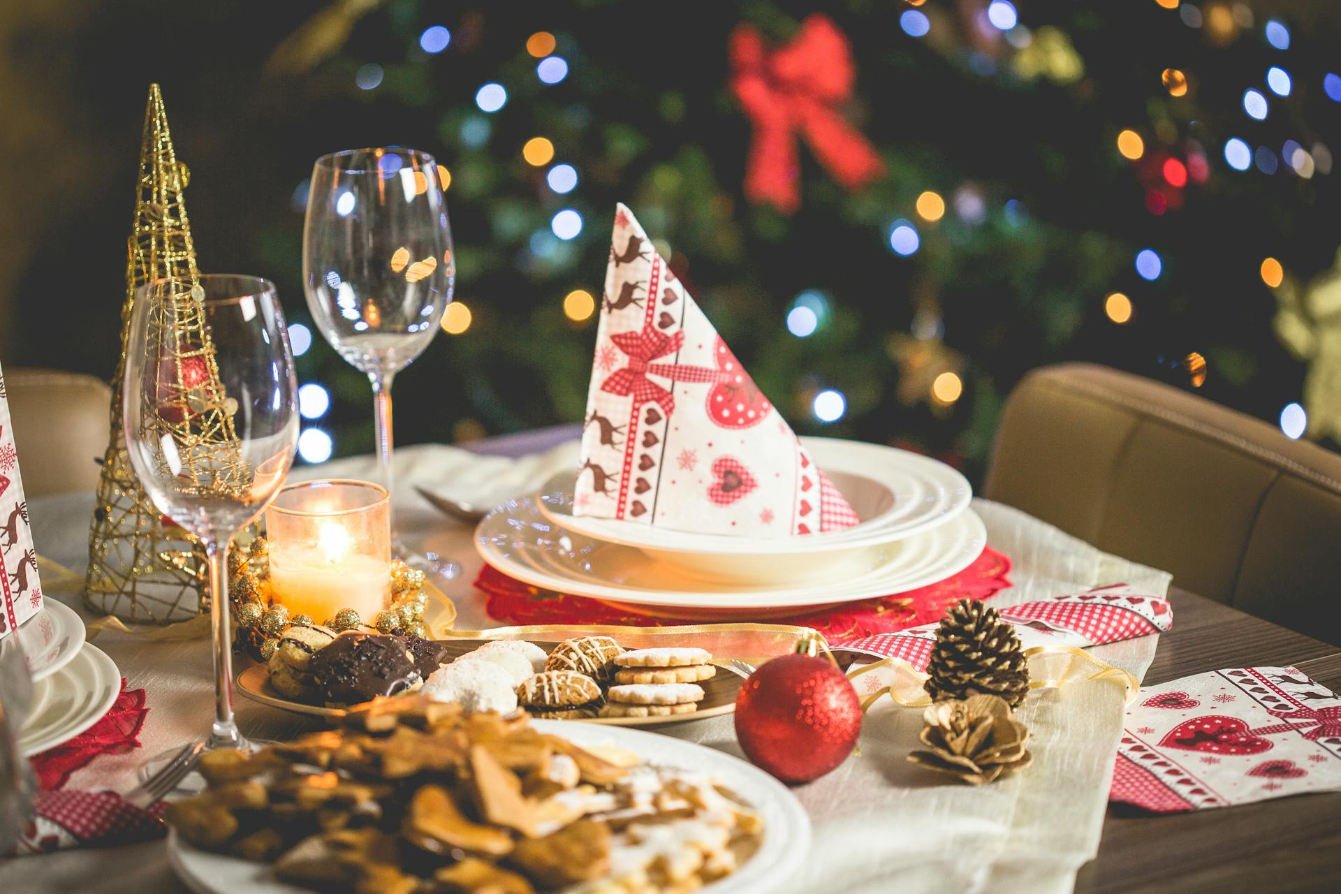 Maksimer julehyggen, minimer omkostningerne: Praktiske tips til budgetvenlige firmajulefrokoster i hovedstaden